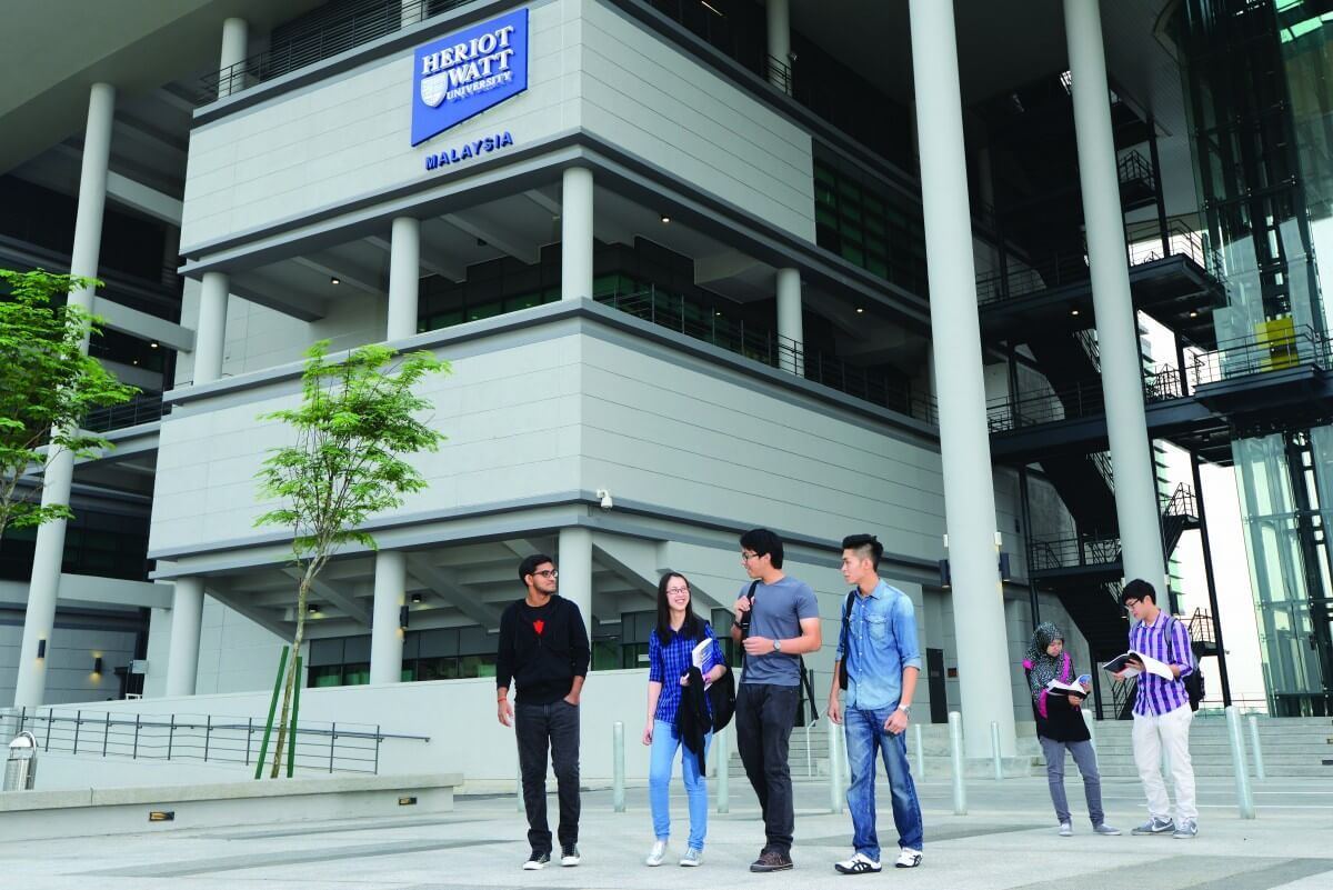 Heriot watt dubai. Heriot-Watt University uk. Heriot Watt University Malaysia. Heriot-Watt Dubai Campus. Heriot Watt University Dubai logo.